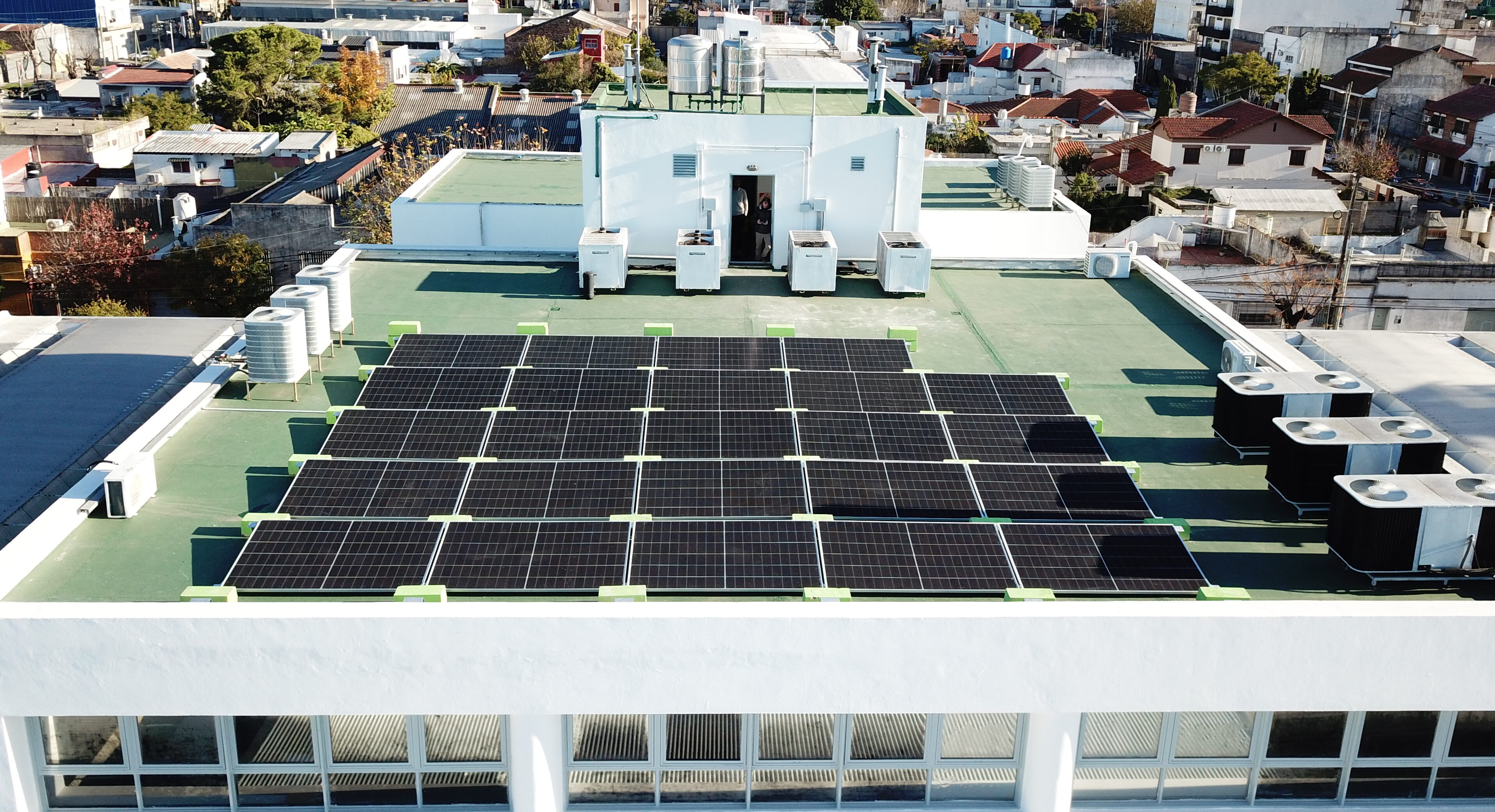 Paneles solares y eficiencia industrial: Microautomación